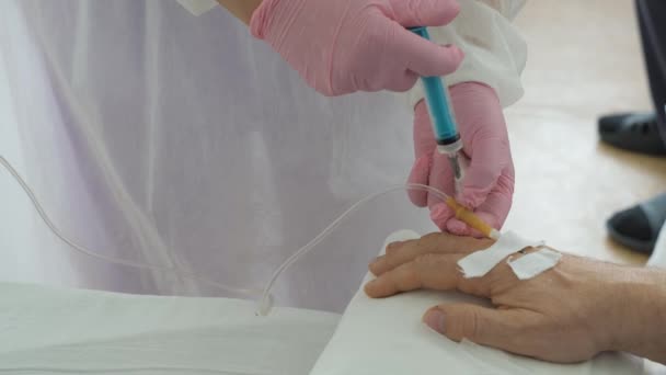 Iniezione di farmaci attraverso un contagocce installato nella mano delle persone. — Video Stock