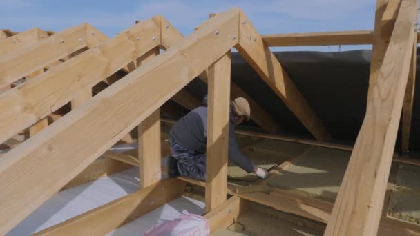 Bouwwerkzaamheden. Installatie van isolatie met behulp van. — Stockvideo