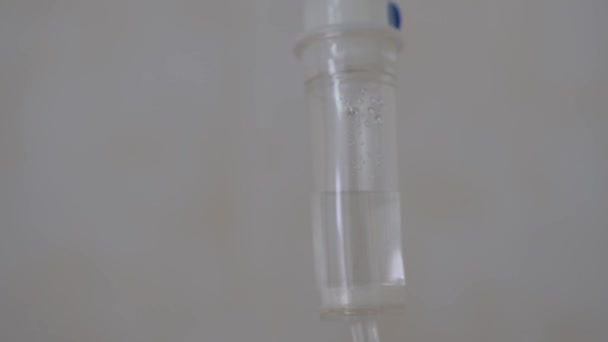 Definir iv fluido gota intravenosa salina gotejamento quarto do hospital. — Vídeo de Stock