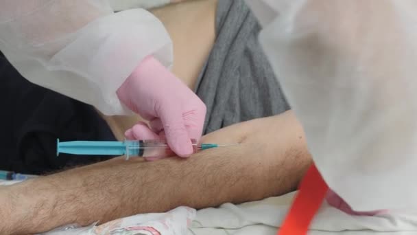 Intravenózní injekce. Kapátko nainstalované v ohybu lokte. — Stock video