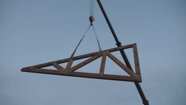 Obras de construção. Instalação de uma treliça de madeira no telhado de uma casa particular. — Vídeo de Stock