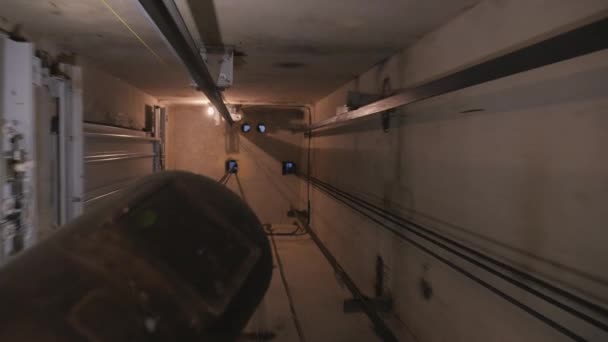 Asansör boşluğu tüneli. Rehberler boyunca Asansör denge ağırlığının hareketi. — Stok video