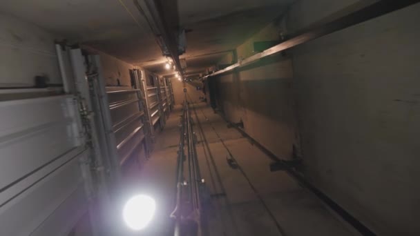 Liftschachttunnel. Beweging van het tegengewicht van de lift langs de geleiders. — Stockvideo