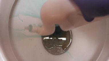 Sifonu çek. Tuvaletin kenarında antibakteriyel bir maddeyle tedavi et..