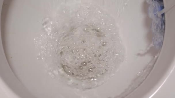 Vízöblítés a WC-ben. WC-frissítő és -tisztító. — Stock videók