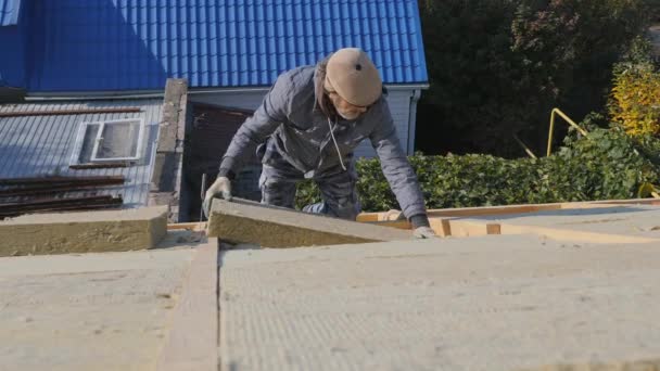 Lavori di copertura. Installazione di isolamento per l'isolamento del tetto di una casa privata. — Video Stock