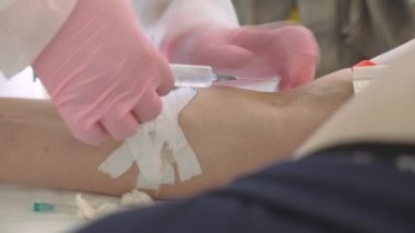 Damardan enjeksiyon. Kötü damarlar. Doktor enjekte edecek bir damar bulamıyor..