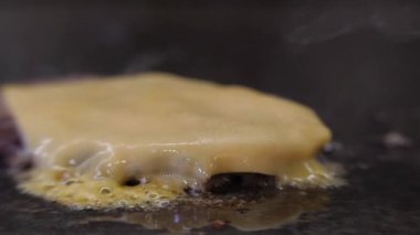 Sandviç için pirzola. Sokak yemeği. Peyniri eritiyorum..