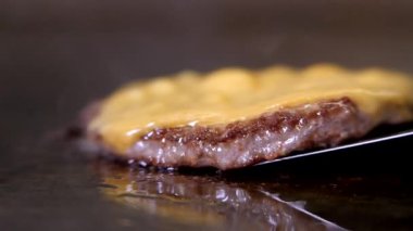 Sandviç için pirzola. Sokak yemeği. Peyniri eritiyorum..