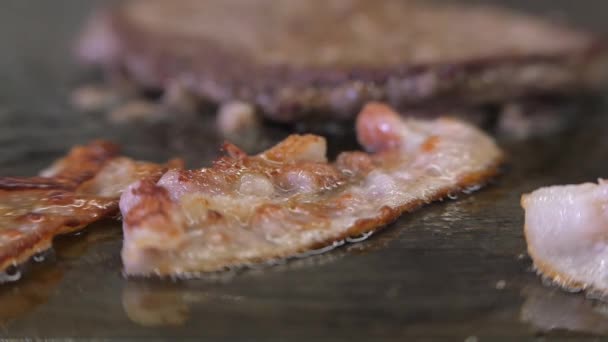 Costeleta para uma sanduíche. Comida de rua. Bacon de porco assado. fast food. — Vídeo de Stock