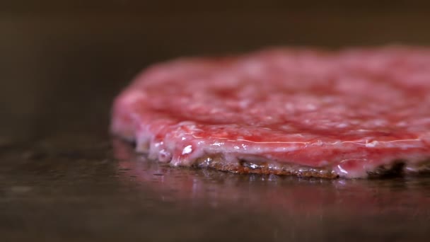 Costeleta para uma sanduíche. Comida de rua. Feito de costeleta picada frita em uma grelha quente para cozinhar um hambúrguer. fast food. — Vídeo de Stock