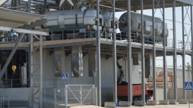 Şarap üretimi için bitki. Paslanmaz çelik tanklar. Şaraphane.
