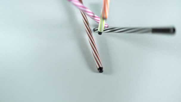 Kolorowe ołówki. Znaki na stole. — Wideo stockowe