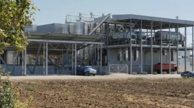 Şarap üretimi için bitki. Paslanmaz çelik tanklar. Şaraphane.