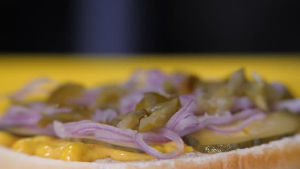 Cutlet με λιωμένο τυρί τοποθετείται σε πράσινες ελιές και σε λεπτές φέτες κρεμμύδια, γεμίζοντας. — Αρχείο Βίντεο