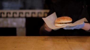 Bitmiş sandviçi servis ediyorum. Fast food.