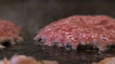 Sandviç için pirzola. Sokak yemeği. Kızarmış domuz pastırması. fast food.