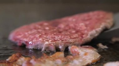 Sandviç için pirzola. Sokak yemeği. Kızarmış domuz pastırması. fast food.