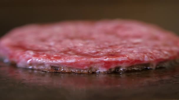 Šunka na sendvič. Pouliční jídlo. Vyrobeno z mletého řízku smaženého na rozpáleném grilu na vaření hamburgeru. fast food. — Stock video