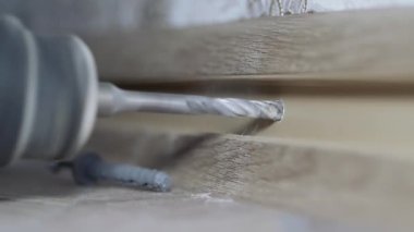 Kablo kanalı olan plastik zemin etek tahtasının kurulumu.