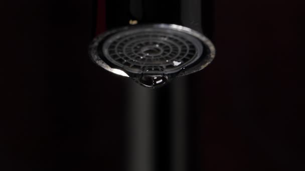 Flussi d'acqua dall'aeratore del rubinetto del miscelatore dell'acqua. — Video Stock