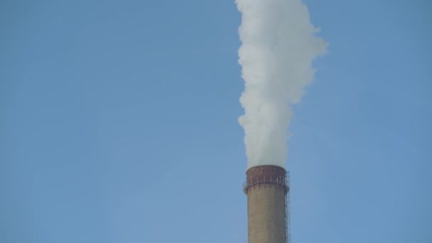 Cielo de invierno. Vapor de la torre de refrigeración de una estación de suministro de agua eléctrica térmica. Humo de la chimenea. — Vídeo de stock