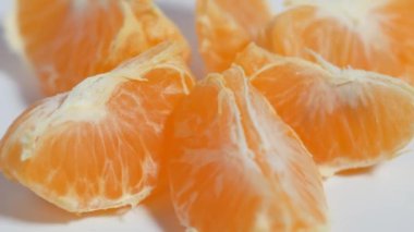 Dönen bir masada mandalina dilimleri.