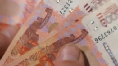 5000 Rus rublesi. Bir yığın banknot 5000 Rus rublesi..
