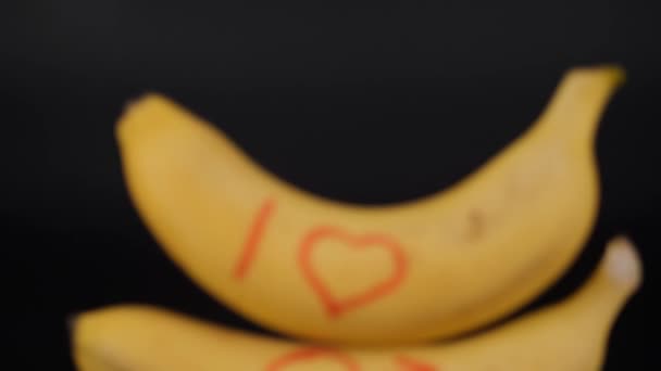 Banane sur fond noir. Un symbole de masculinité, de force masculine. — Video