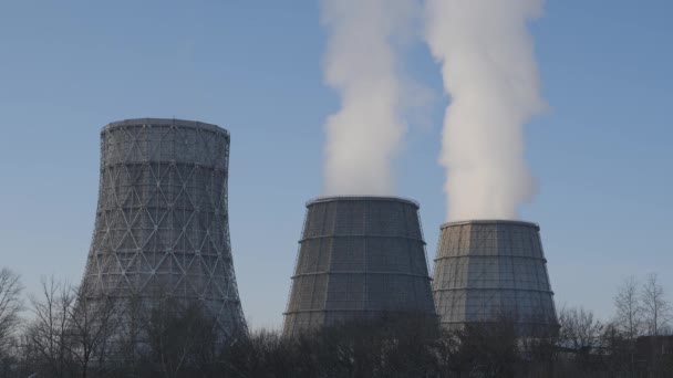 Téli ég. Gőz egy termálvízellátó állomás hűtőtornyából. Füst a kéményből.. — Stock videók