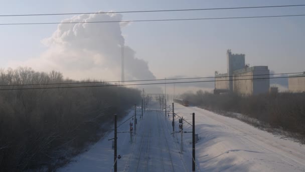 Дизельный тепловоз с топливным движением по железнодорожным путям. Дым из дымохода. — стоковое видео