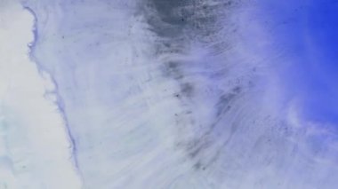 Bir damla boya. Sıvı mürekkep makrokozmozu. Yayılma, saykodelik patlama, hareket.