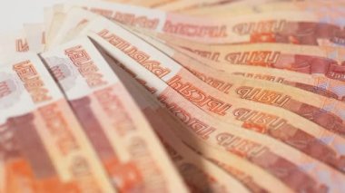 5000 Rus rublesi. Bir yığın banknot 5000 Rus rublesi..