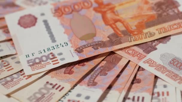 5000俄罗斯卢布。5 000卢布的钞票堆积如山. — 图库视频影像