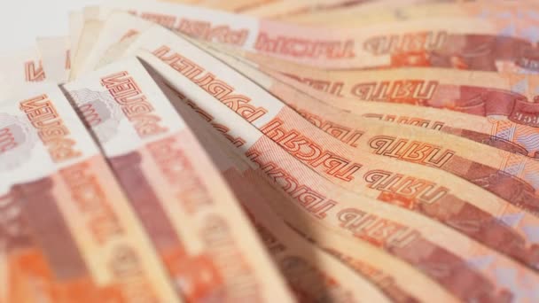 5000 rosyjskich rubli. Stos banknotów pięć tysięcy rosyjskich rubli. — Wideo stockowe