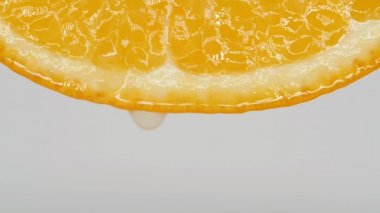 Beyaz arka planda turuncu. Damlaları bırak.