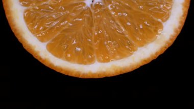 Siyah arka planda turuncu. Damlaları bırak.