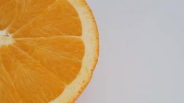 Beyaz arkaplanda turuncu.