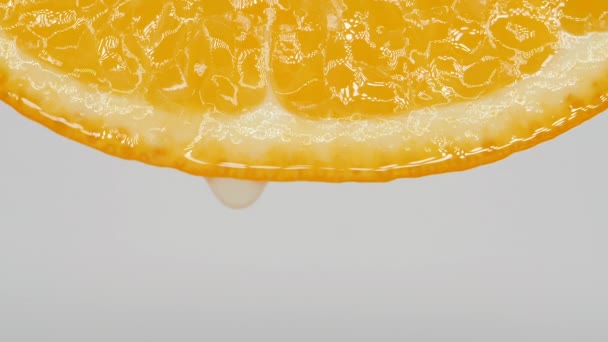 Arancione su sfondo bianco. Gocce di goccia. — Video Stock
