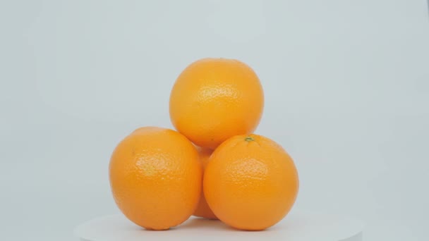Arancione su sfondo bianco. La piramide degli agrumi ruota sul suo asse. — Video Stock