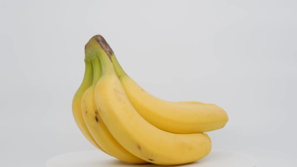 Ramo de bananas em um fundo branco. — Vídeo de Stock