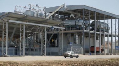 Şarap üretimi için bitki. Paslanmaz çelik tanklar. Şaraphane.