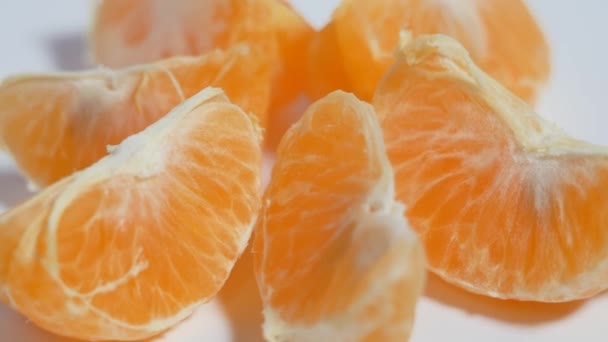Mandarinenscheiben auf einem Drehtisch. — Stockvideo