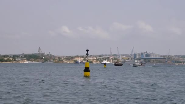 Sebastopoli, penisola di Crimea - 5 settembre 2020-redazione: gru portuali della città di Sebastopoli. Video riprese dall'acqua. — Video Stock