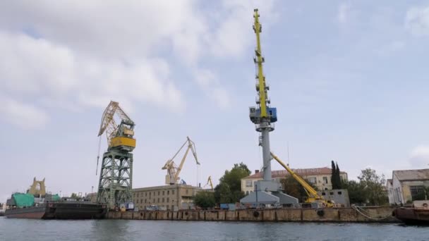 Sevastopol, Crimean peninsula - september 5, 2020-editorial office: port cranes of the city of Sevastopol. Video shooting from the water. North sea shipyard — Stock Video