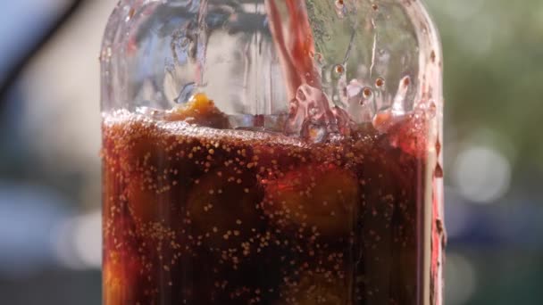 Instandhouding van fruit. Vijgenjam. Vijgen vallen in een glazen pot. Geelbruine siroop druipt van het glas. — Stockvideo