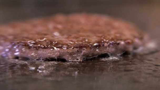 Cutlet för en smörgås. Gatumat. Tillverkad av malet kotlett stekt på en varm grill för matlagning en hamburgare. snabbmat. — Stockvideo