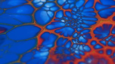 Sıvı soyutlamalar. Derin mürekkep boşlukları. Soyut renkli arkaplan taşınıyor. Renkleri karıştırıyorum. Hücre arka planı, sıçrama ekranı. Mavi renk, beyaz renk, kırmızı renk, altın tozu.