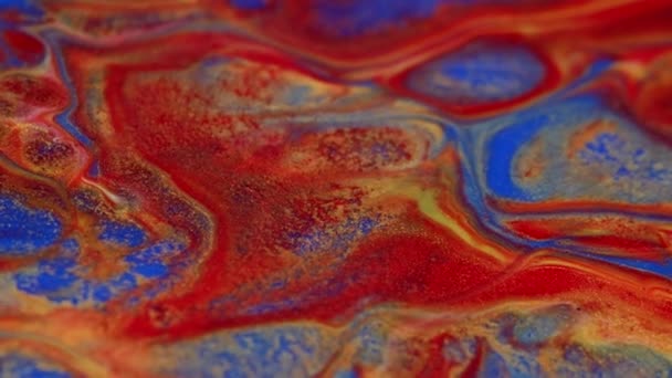 Vloeibare onttrekkingen. Diepe inktplekken. Perspectief. Lage scherptediepte. Blauwe achtergrond. Bewegende abstracte kleurrijke achtergrond. Mengen van verf kleuren. — Stockvideo