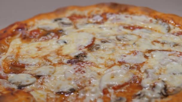 Duża pizza okrągła z serem w pudełku. — Wideo stockowe